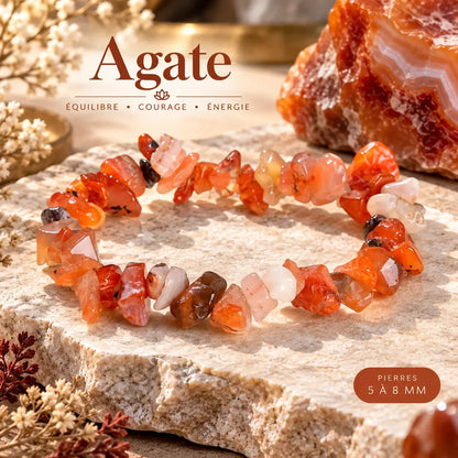Bracelet en agate posé en cercle sur une pierre claire, détail des perles chips orange et blanches