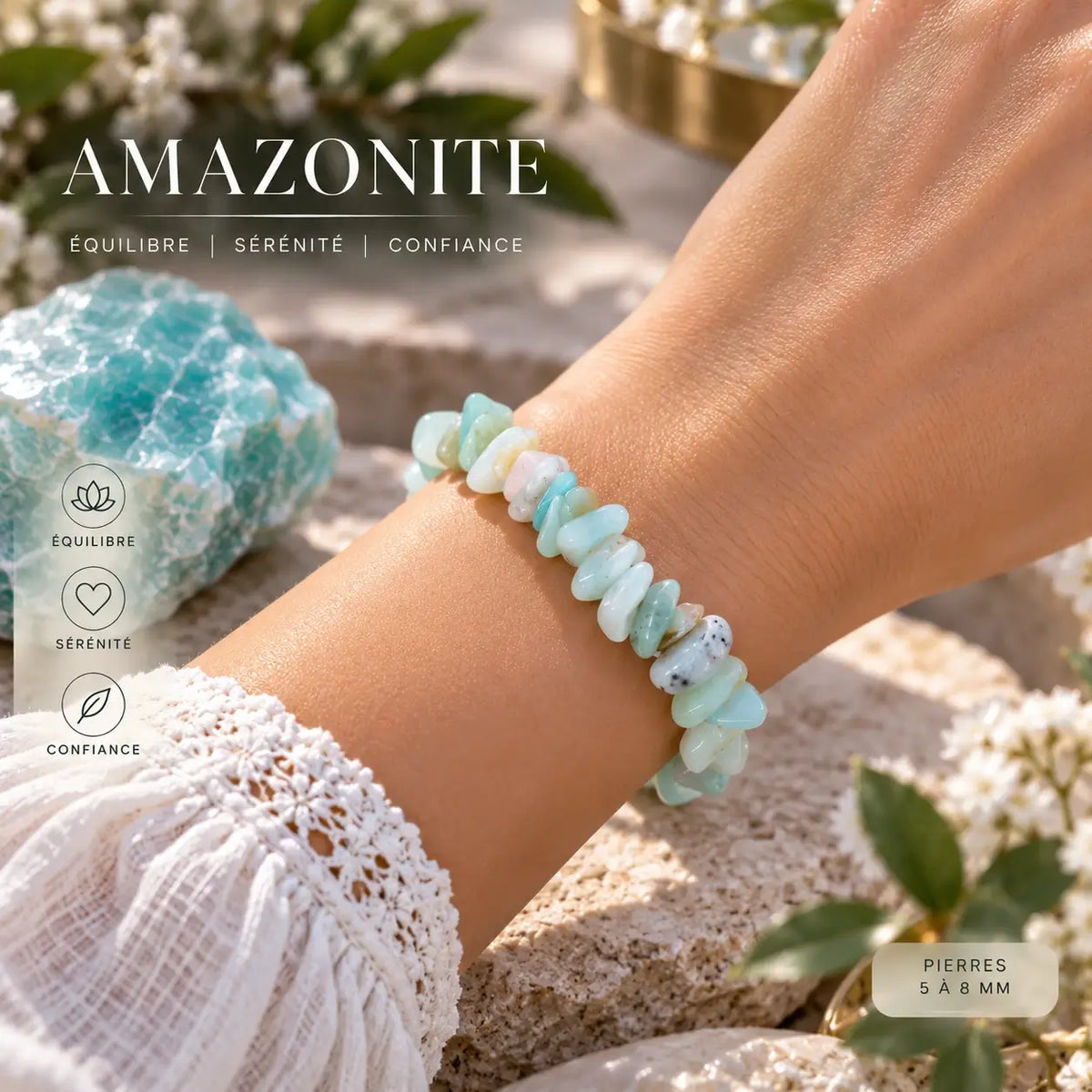 Bracelet en amazonite bleu clair et vert d’eau porté au poignet avec une manche blanche