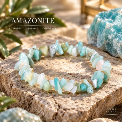 Bracelet en amazonite posé en cercle sur une pierre claire, détail des perles polies