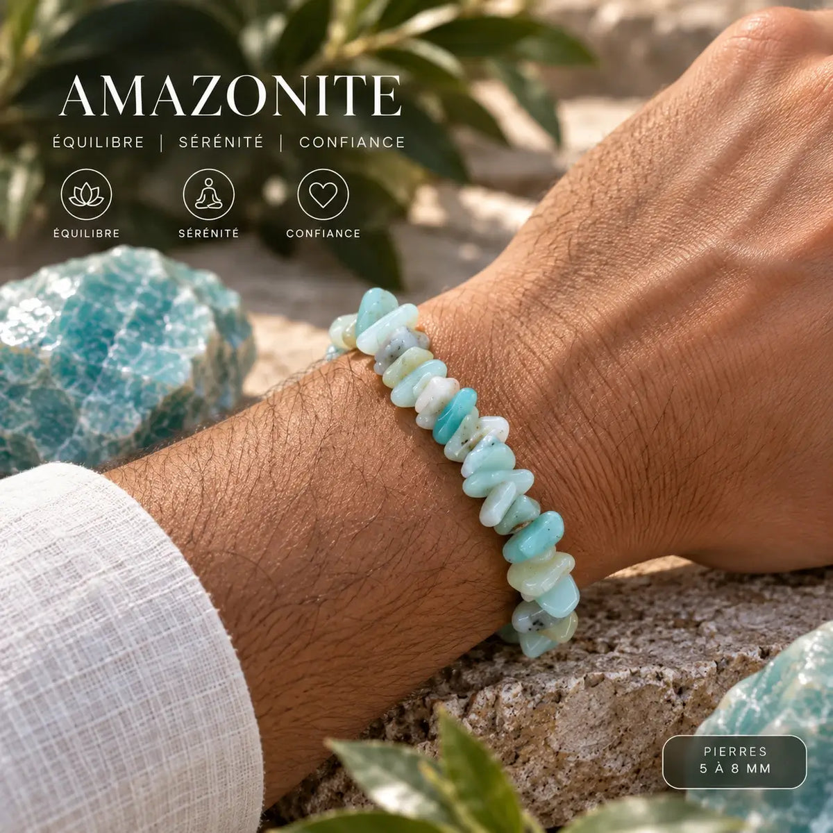 Bracelet en amazonite bleu clair, blanc et turquoise porté au poignet avec une manche claire