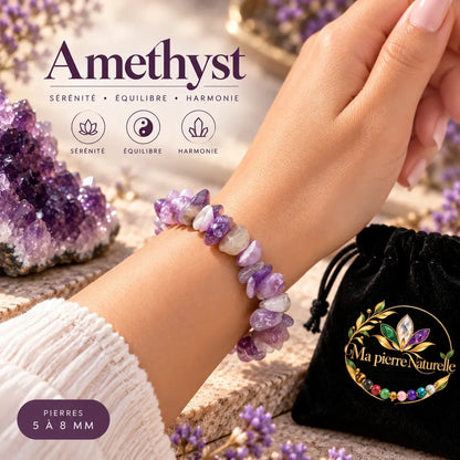 Bracelet en améthyste violet et lavande porté au poignet avec une manche en maille claire