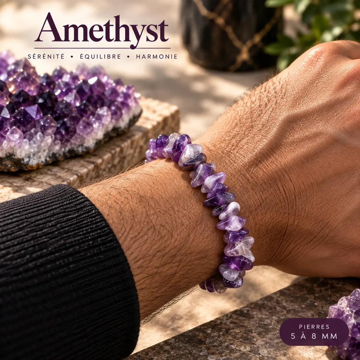 Bracelet en améthyste violet et lavande porté au poignet avec une manche noire