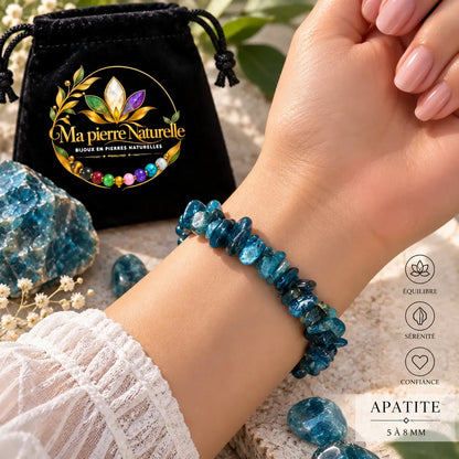 Bracelet en apatite porté au poignet avec une manche en maille claire et une pochette noire en arrière-plan