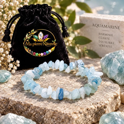Bracelet en aigue-marine bleu clair présenté devant une pochette noire
