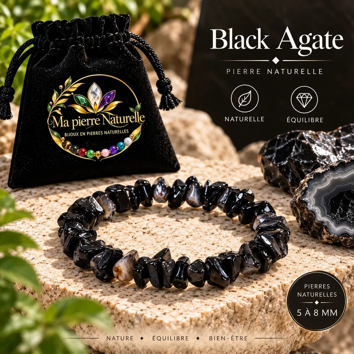 Bracelet en agate noire aux perles chips brillantes présenté devant une pochette noire