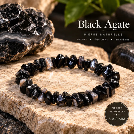 Bracelet en agate noire posé en cercle sur une pierre claire, détail des perles chips polies