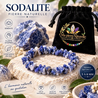 Bracelet en sodalite aux perles chips bleues et blanches présenté devant une pochette noire
