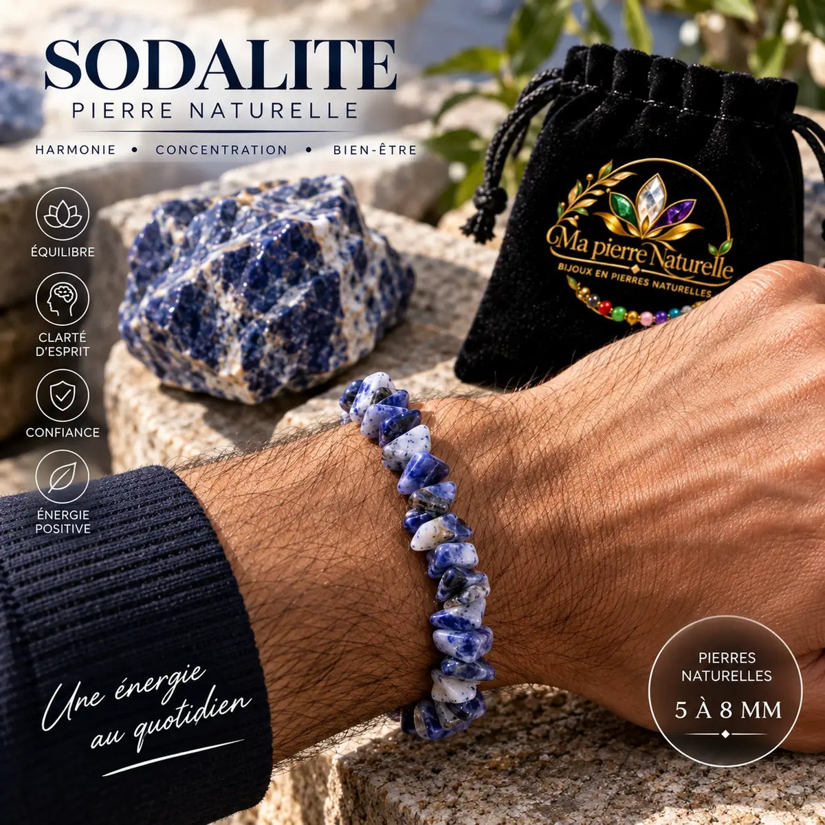 Bracelet en sodalite bleu et blanc porté au poignet avec une manche noire