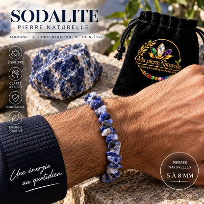 Bracelet en sodalite bleu et blanc porté au poignet avec une manche noire