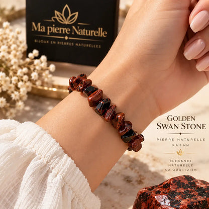 Bracelet aux perles chips rouges et noires porté au poignet avec une manche en maille claire