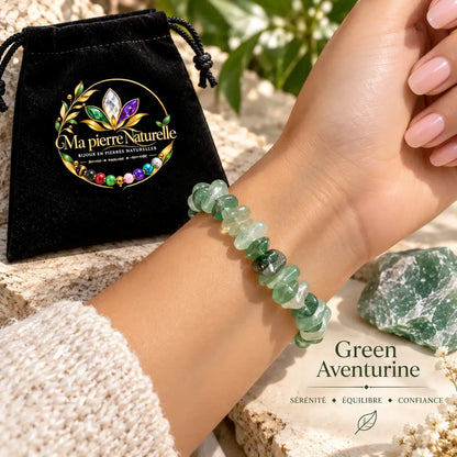 Bracelet en aventurine verte porté au poignet avec une manche claire et une pochette noire en arrière-plan