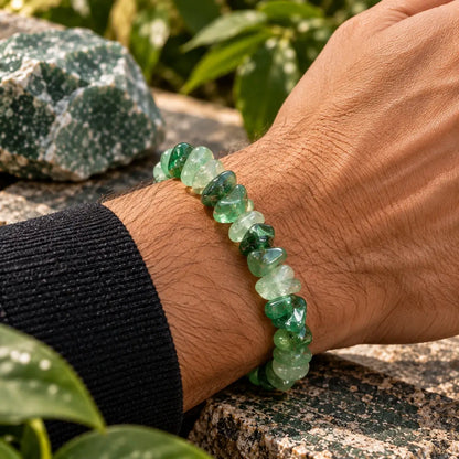 Bracelet en aventurine verte porté au poignet avec une manche noire