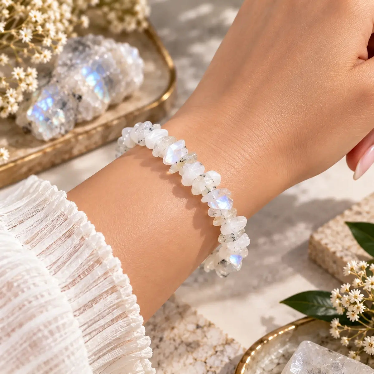 Bracelet aux perles chips blanches et translucides porté au poignet avec une manche claire