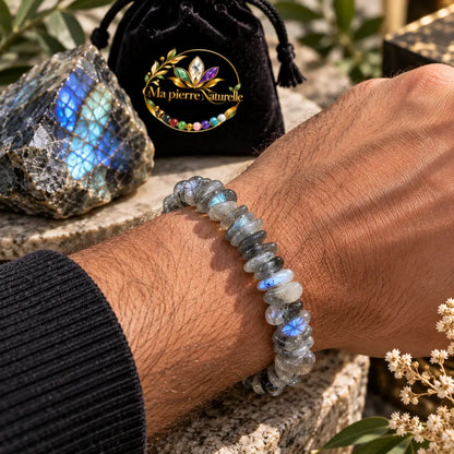 Bracelet en labradorite grise à reflets bleutés porté au poignet avec une manche noire