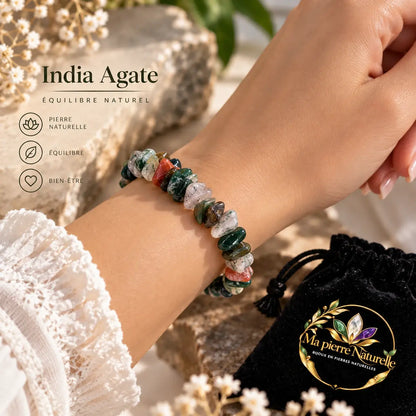 Bracelet India Agate en éclats porté au poignet avec une manche claire
