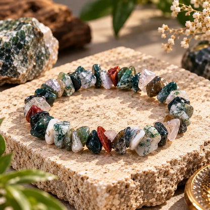 Bracelet agate India Agate multicolore en éclats, posé sur un support minéral clair