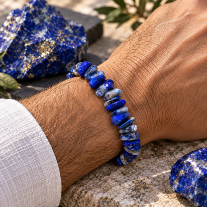 Bracelet lapis-lazuli en éclats porté au poignet avec une manche de chemise blanche