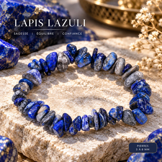 Bracelet lapis-lazuli en éclats bleus et gris avec touches dorées, présenté sur une pierre claire