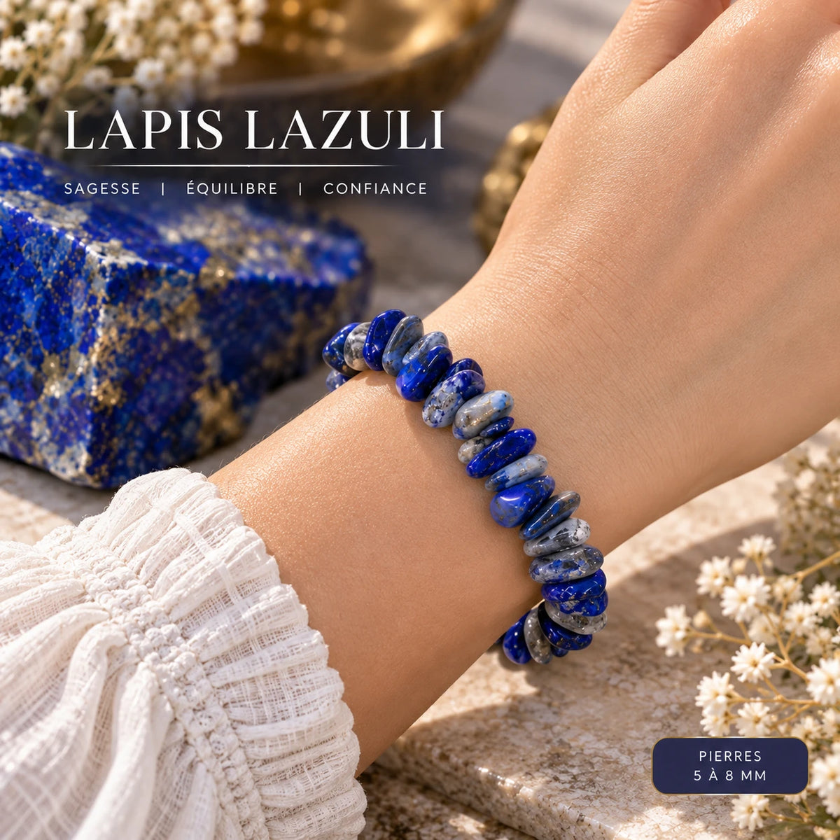 Bracelet lapis-lazuli bleu porté au poignet avec une manche claire