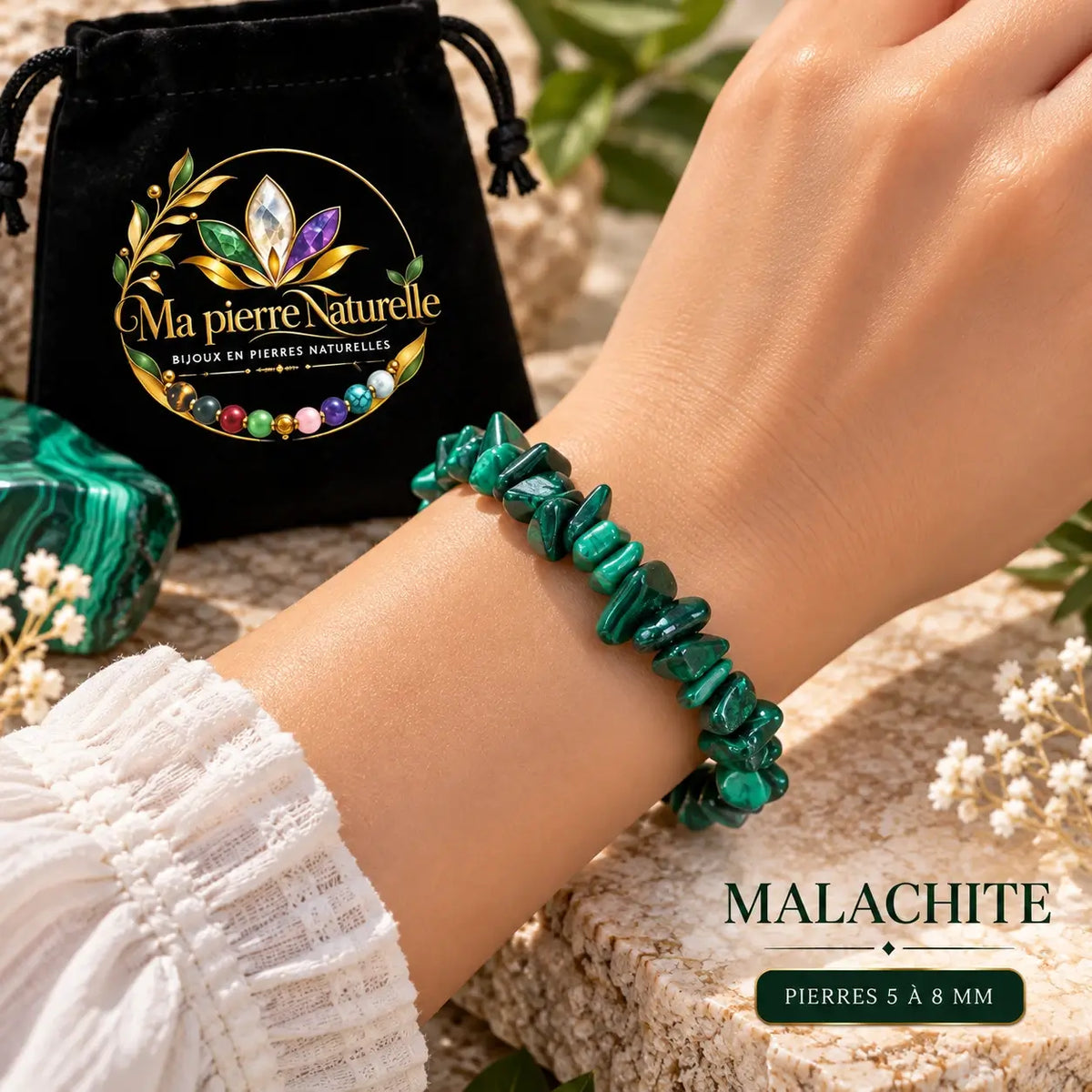 Bracelet malachite verte porté au poignet devant une pochette noire