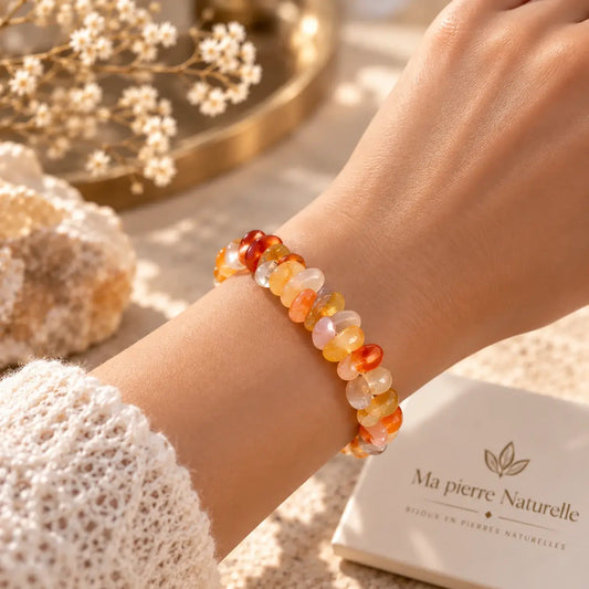 Bracelet agate aux tons jaunes et orangés porté au poignet avec une manche claire