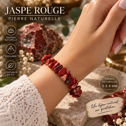 Bracelet jaspe rouge en éclats porté au poignet avec une manche blanche
