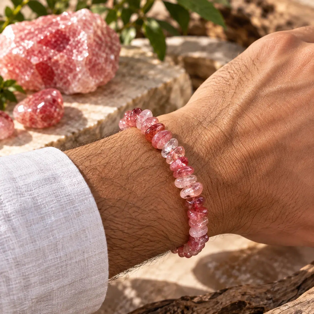 Bracelet Strawberry Crystal rose porté au poignet avec une chemise blanche
