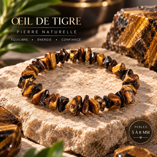 Bracelet œil de tigre en éclats dorés, bruns et noirs, présenté sur une pierre beige