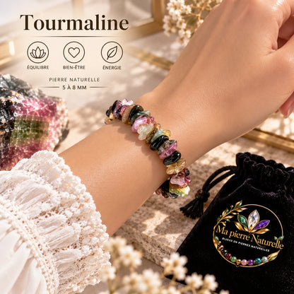 Bracelet tourmaline en éclats colorés porté au poignet avec une manche blanche
