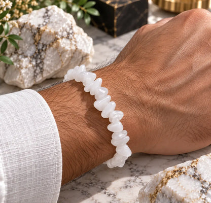 Bracelet marbre blanc en éclats porté au poignet avec une chemise blanche