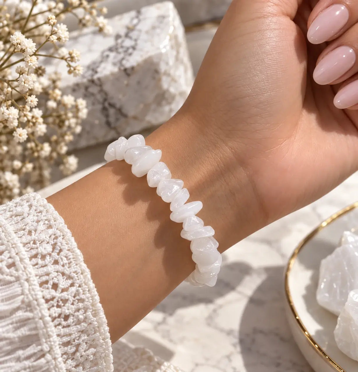 Bracelet marbre blanc porté au poignet avec une manche claire en maille