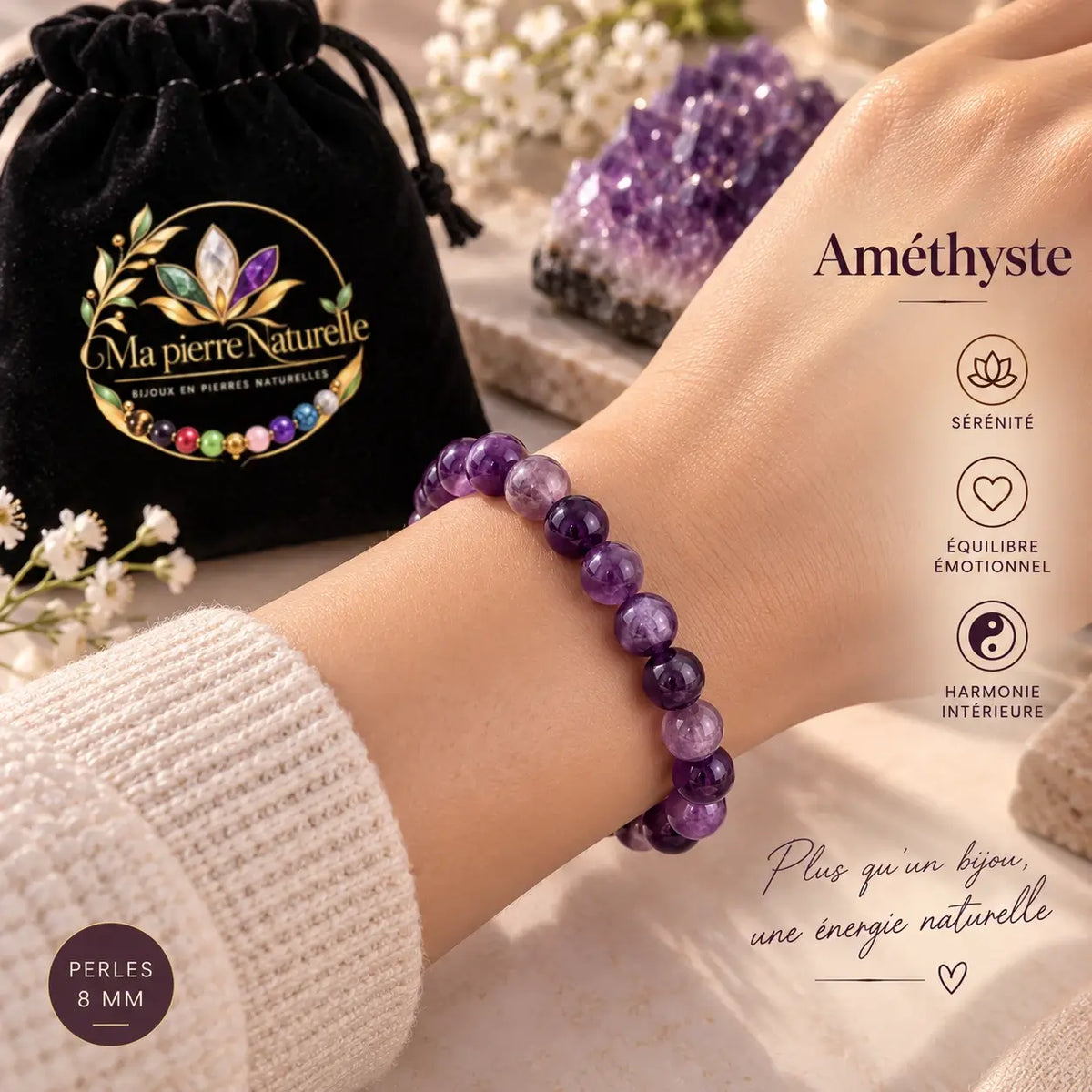 Bracelet en améthyste à perles rondes de 8 mm porté au poignet avec une manche claire.