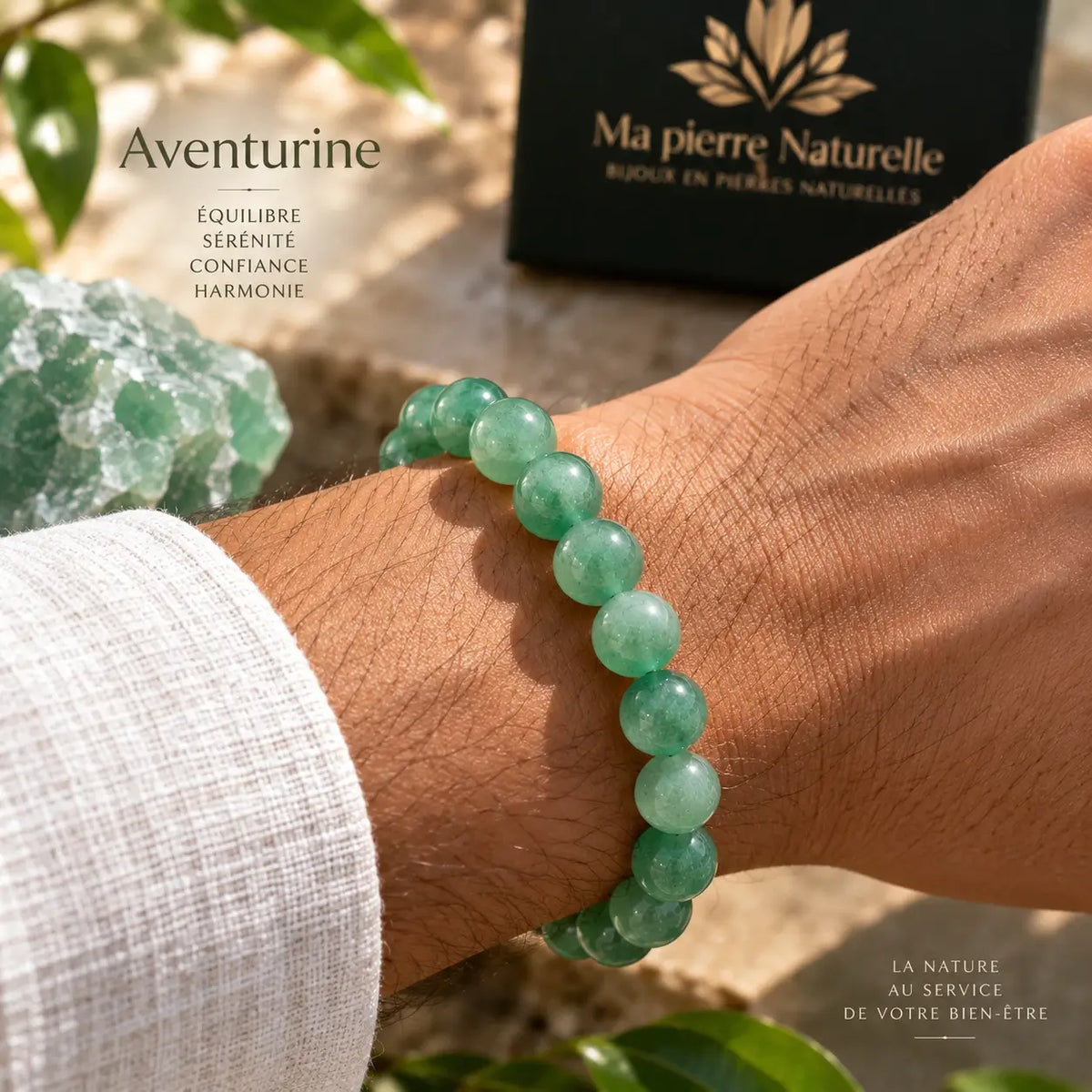 Bracelet en aventurine verte de 8 mm porté au poignet avec une chemise blanche.