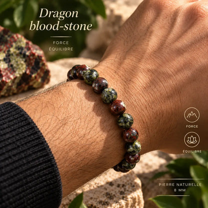 Bracelet Dragon Blood Stone à perles de 8 mm porté au poignet avec une manche foncée.