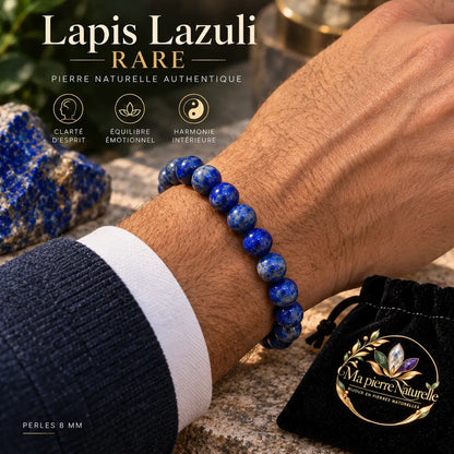 Bracelet en lapis-lazuli de 8 mm, modèle 2, porté au poignet avec une manche foncée.