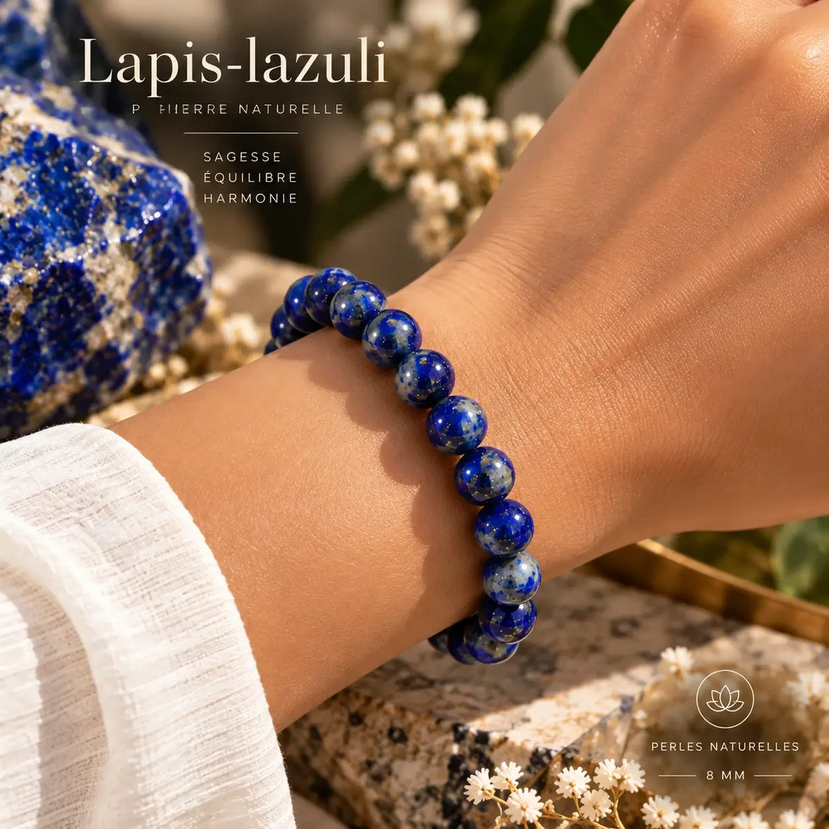 Bracelet en lapis-lazuli bleu à perles de 8 mm porté au poignet avec une manche claire.