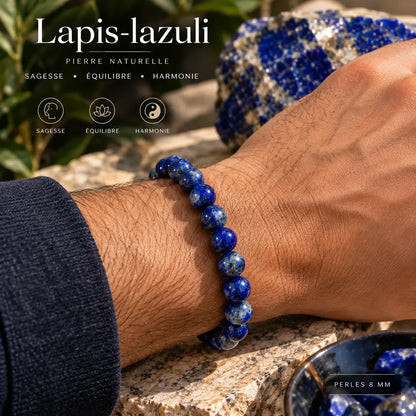 Bracelet en lapis-lazuli bleu de 8 mm porté au poignet avec une manche foncée.