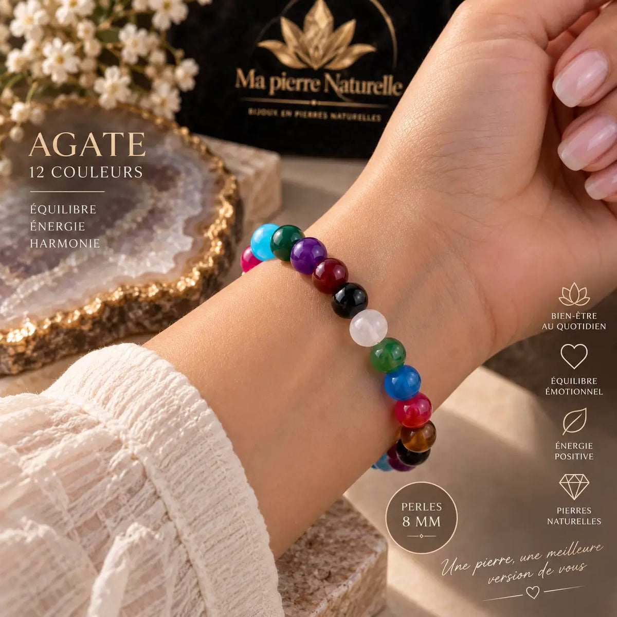 Bracelet en agate multicolore à perles de 8 mm porté au poignet avec une manche claire.