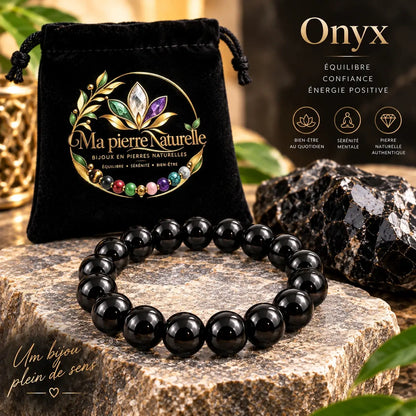 Bracelet en onyx noir de 8 mm présenté avec sa pochette noire Ma Pierre Naturelle.