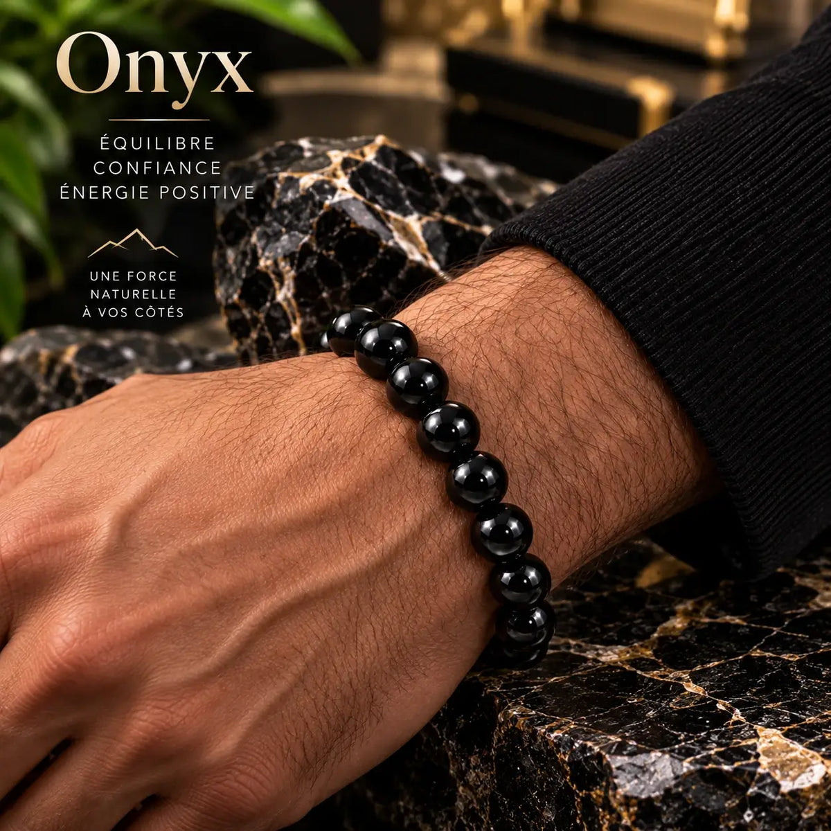 Bracelet en onyx noir brillant à perles de 8 mm porté au poignet avec une manche foncée.