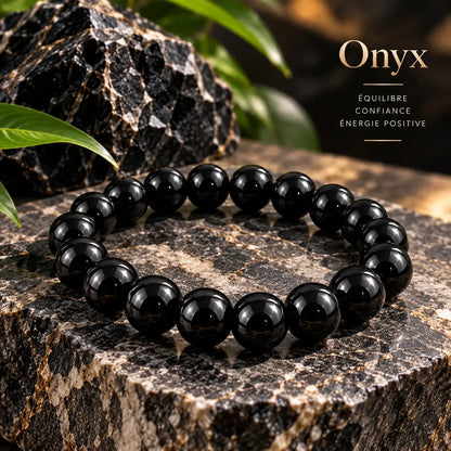 Bracelet en onyx noir brillant à perles rondes de 8 mm, présenté sur un socle sombre.