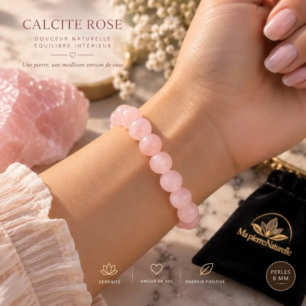 Bracelet en calcite rose à perles rondes de 8 mm, porté au poignet avec une manche claire.