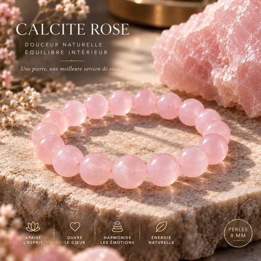 Bracelet en calcite rose à perles rondes de 8 mm, aux nuances rosées, posé sur un socle en pierre.