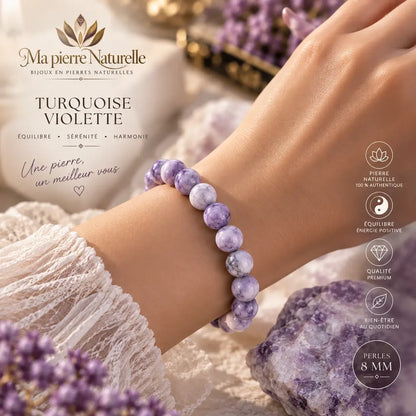Bracelet Turquoise violette à perles de 8 mm porté au poignet avec une manche claire.