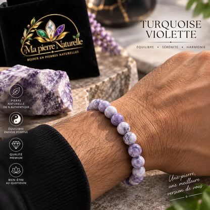 Bracelet Turquoise violette de 8 mm porté au poignet avec une manche foncée.