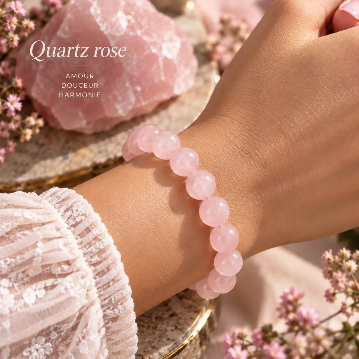 Bracelet en quartz rose à perles de 8 mm porté au poignet avec une manche claire.
