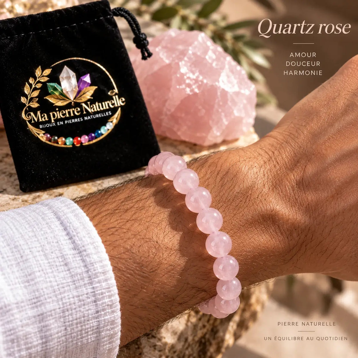 Bracelet en quartz rose de 8 mm porté au poignet avec une chemise blanche.